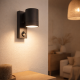 Lampe murale extérieure Romb avec détecteur de mouvement, aluminium colorant en anthracite, minuterie, lampe modifiable, 7 x 12,5 x 16,4 cm en situation