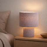 Lampe de table duveteuse avec des lames de texte et du pied en vert, E27, env. 31 cm de haut en situation