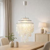 Pendante décorative Lina en chrome et perle, lustre moderne en métal et en plastique, avec socket E27, pour salle à manger, salon, couloir ou bureau, 50 cm de haut Ø32 cm en situation