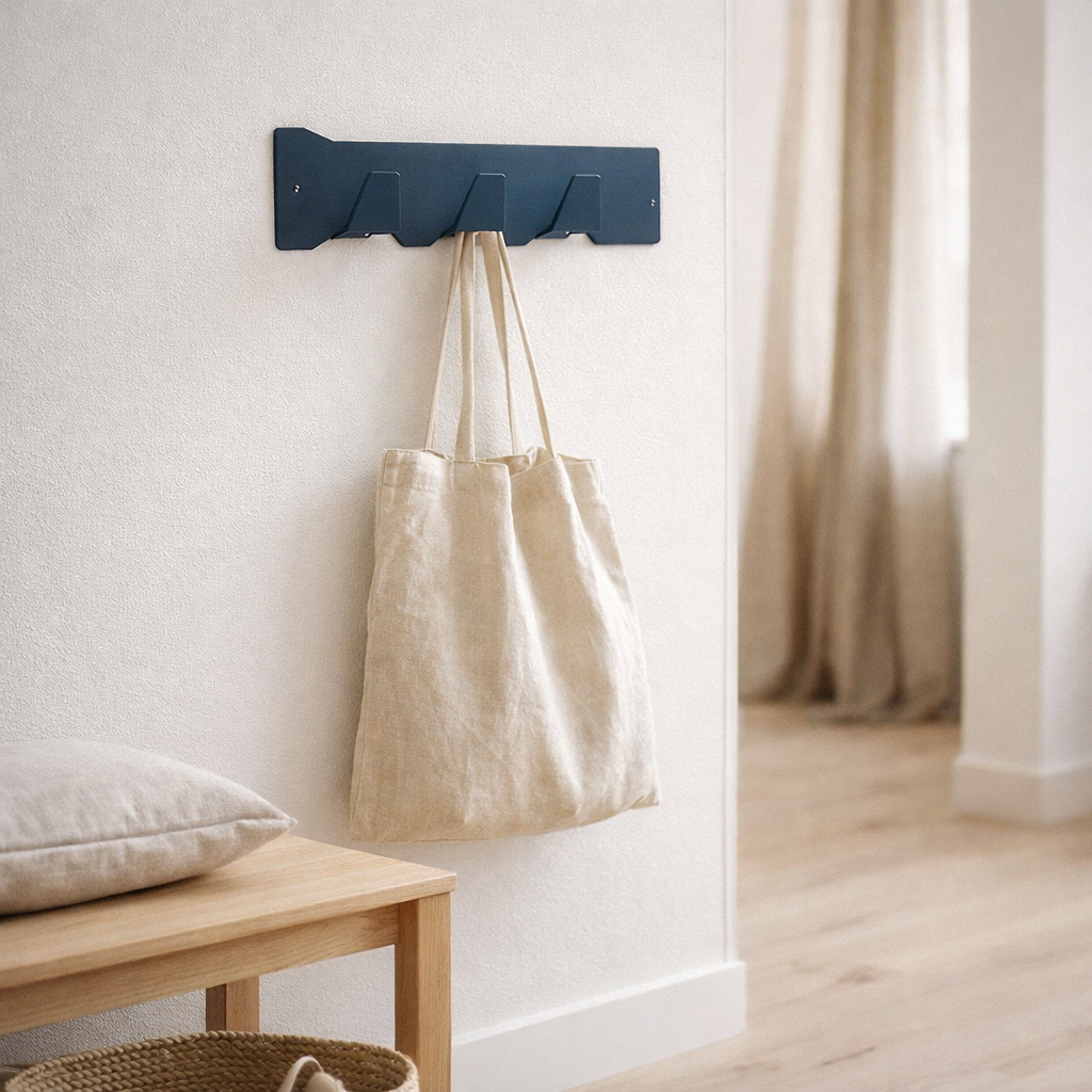 Gorillz Triangle Three - Design Industriel - Portemanteau Mural - Bleu en situation
