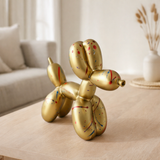 Éclaboussure d'or de chien de ballon de polyrésine en situation
