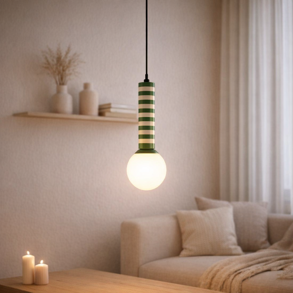 Lampe à suspension rayée rétro en situation