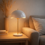 Lampe de table à dôme ondulé en situation
