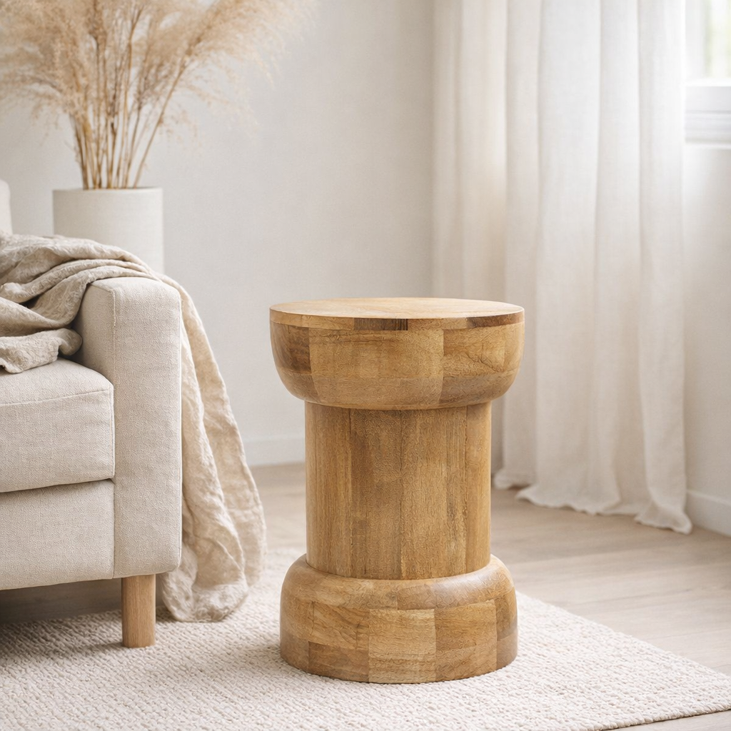Tabouret beige en bois de manguier massif en situation