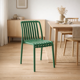 Chaise verte en plastique légère en situation