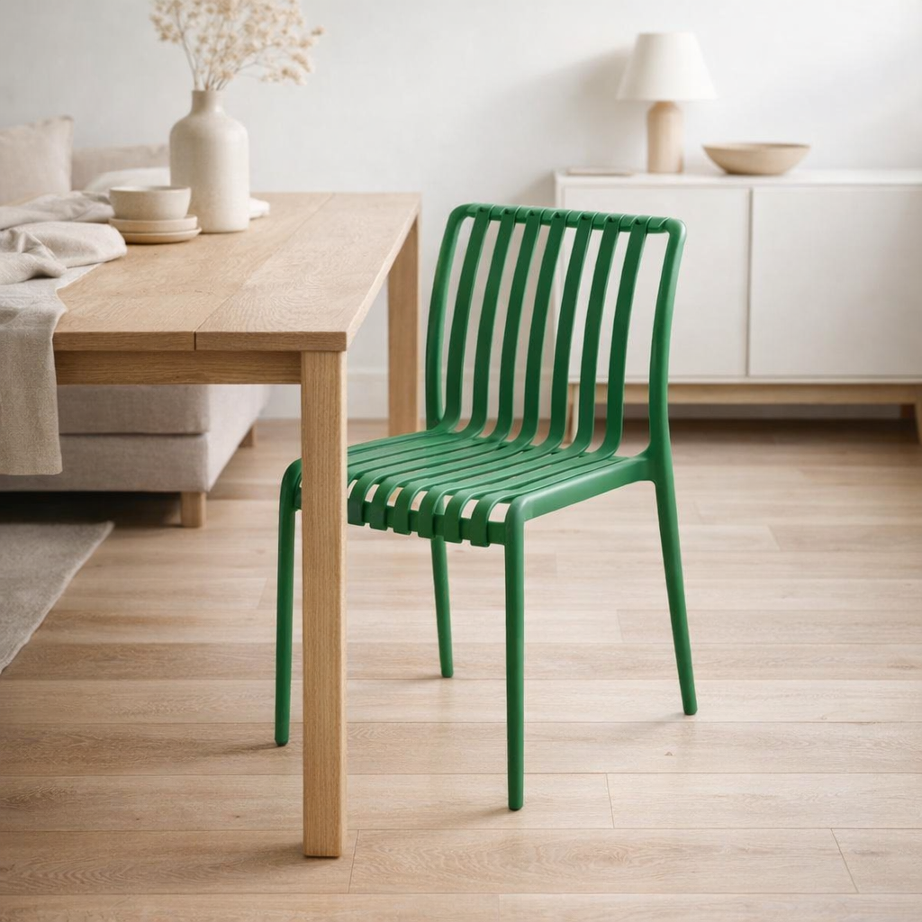 Chaise verte en plastique légère en situation