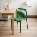 Chaise verte en plastique légère en situation
