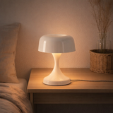 Lampe à poser rétro en fer blanc en situation