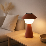Lampe de table solaire en forme de marionnette en situation