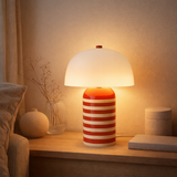 Lampe de table rayée rétro en situation