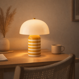 Lampe à poser rayée rétro en fer et verre jaune en situation