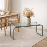Table basse verte en verre et fer en situation