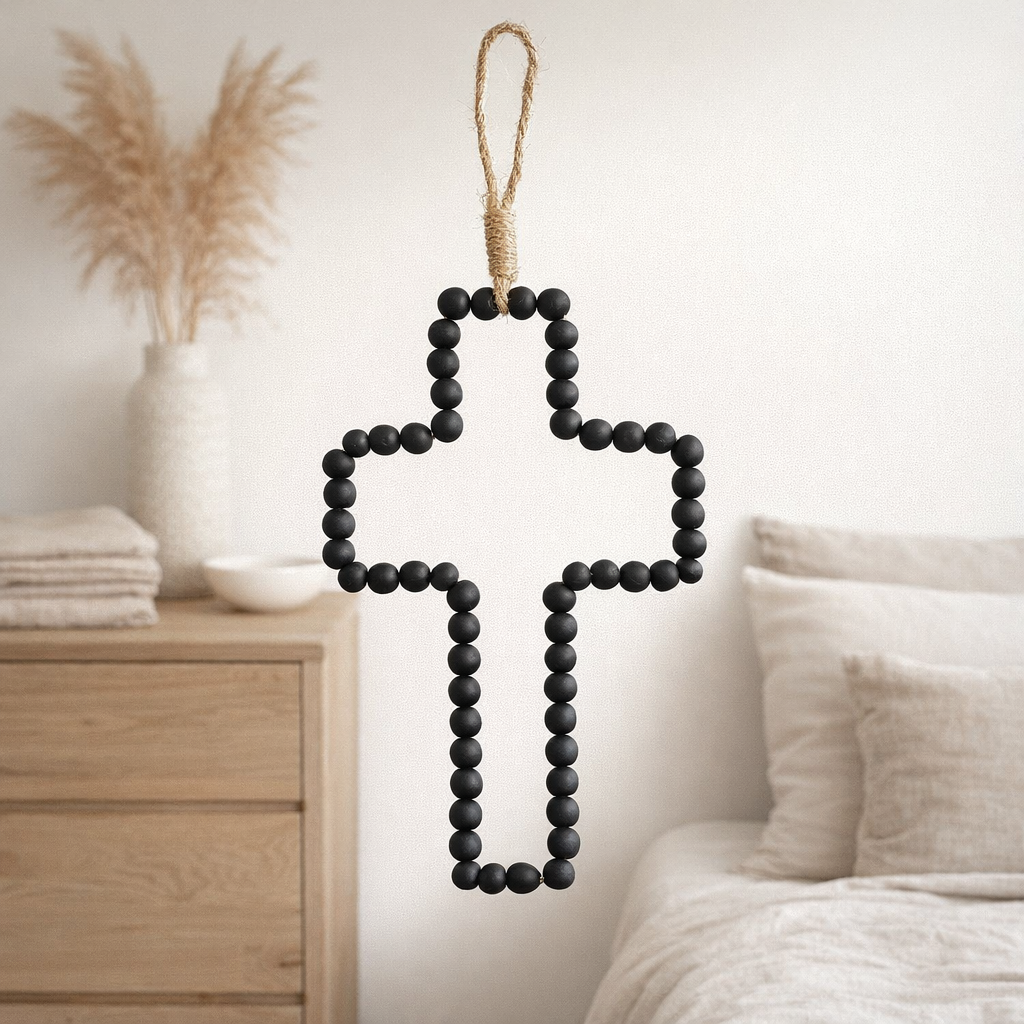 Décoration murale croix en bois noir en situation