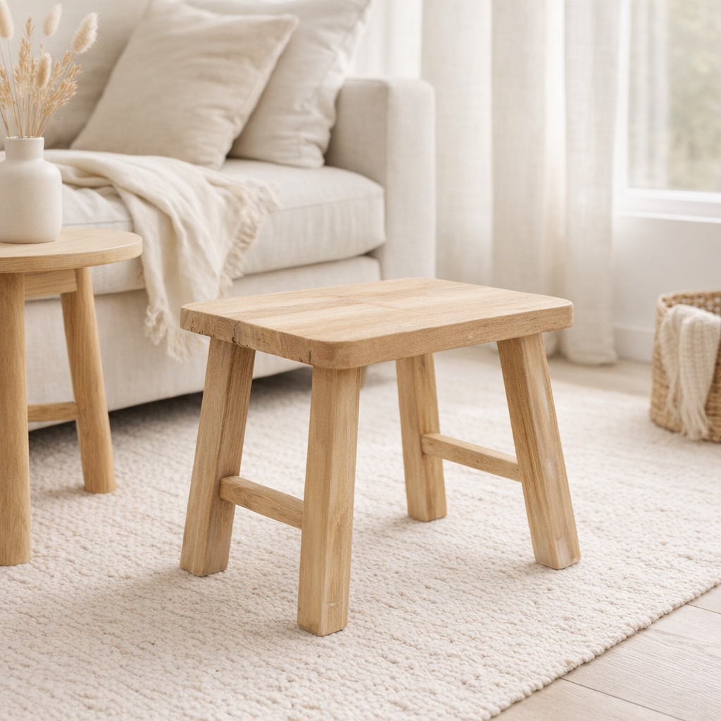 Tabouret en bois naturel beige en situation