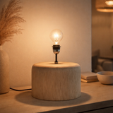 Le pied de lampe de table en bois de teck - Naturel en situation