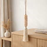 Le pompon en coquillage et coton - Rose en situation