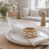 Rond de serviette en coquille de rotin blanc en situation