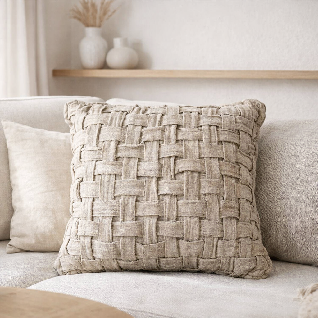 La Housse de Coussin Crosier en Lin - Naturel en situation