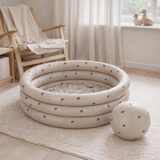 Piscine d'éléphant petite et balle de plage en situation
