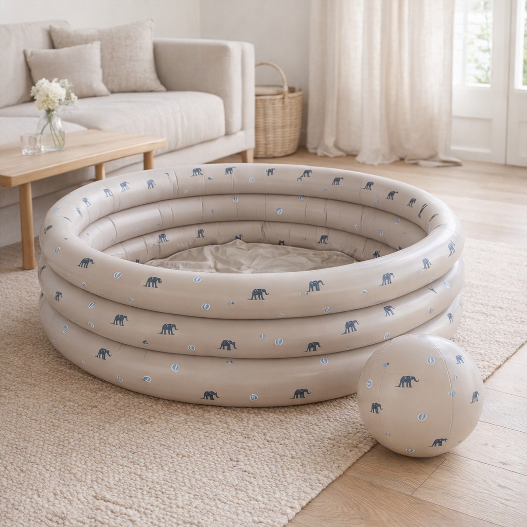 Piscine d'éléphant grande et balle de plage en situation