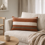Coussin long Sofuto en coton rayé en situation