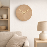 Horloge murale en chêne naturel en situation