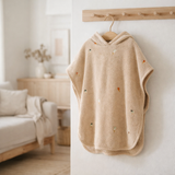 Embroidered beach poncho GOTS - Frappé en situation