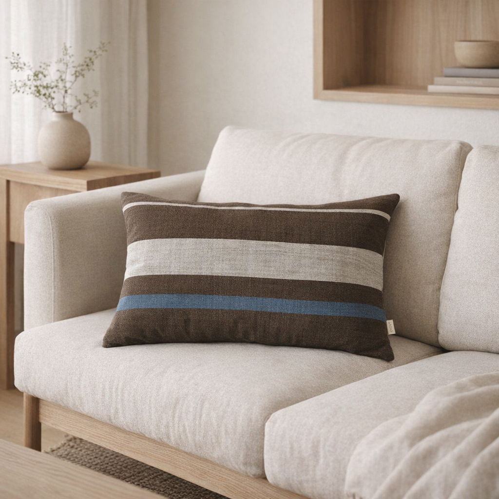 Coussin long en coton rayé en situation