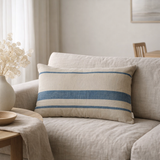 Coussin long en coton rayé en situation