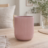 Cache-pot rond côtelé en céramique mauve 9 cm en situation