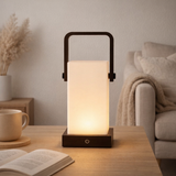 Lampe rechargeable en bois marron foncé Harper en situation