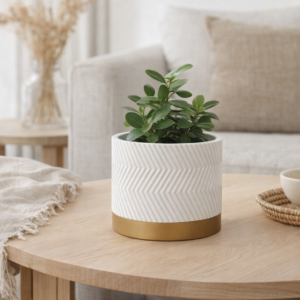 Cache-pot Groovy blanc mat en plastique en situation