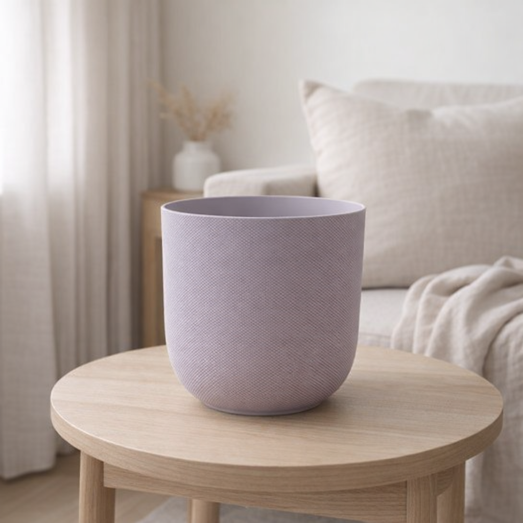 Cache-pot lavande lilas en plastique mat en situation