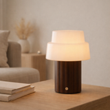 Lampe de table rechargeable Laurent marron foncé en situation