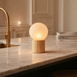 Lampe de table rechargeable Nadine marron clair en situation