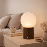 Lampe de table rechargeable Nadine marron foncé en situation