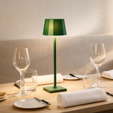 Lampe de table rechargeable vert pin William en situation