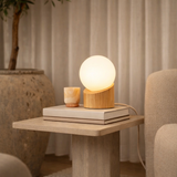 Lampe en bois marron clair Quin en situation
