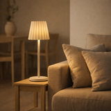 Lampe de table côtelée Maya Shadow Grey en situation