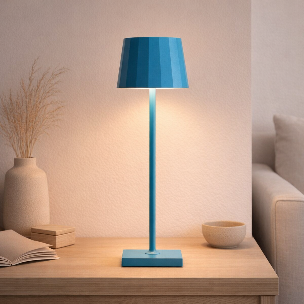 Lampe de table rechargeable bleue William Amsterdams en situation