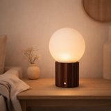 Lampe de table rechargeable Wim marron foncé en situation