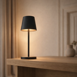 Lampe de table rechargeable noire James en situation