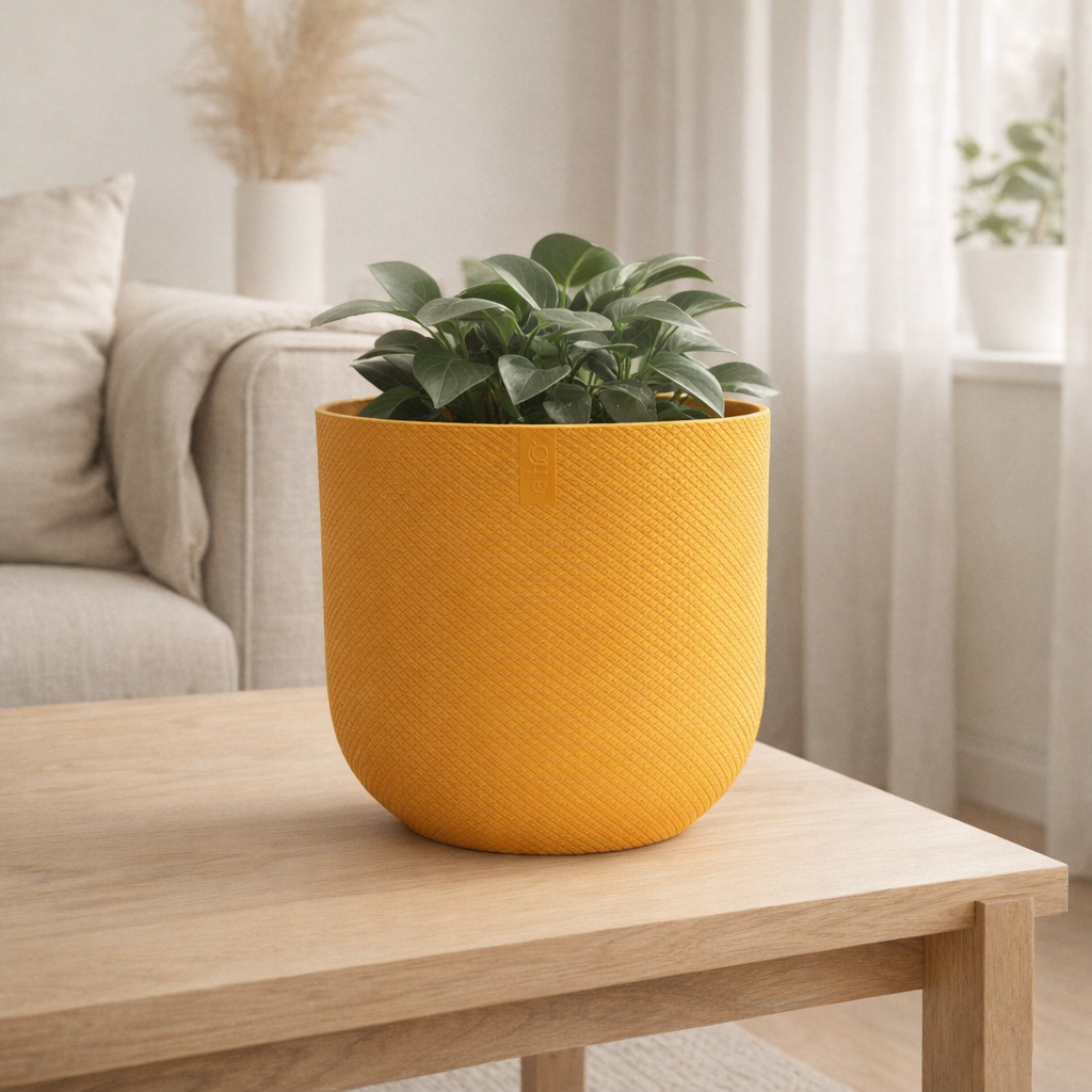 Cache-pot rond en plastique ambre jaune 23 cm en situation