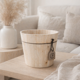 Objet décoratif pot en bois naturel en situation