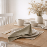 Serviette en lin gris olive 45x45 en situation