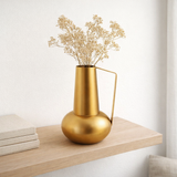 Vase en métal or antique en situation