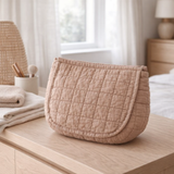 Trousse de toilette matelassée Charlotte vieux rose en situation
