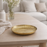 Plateau de service doré ancien diamètre 21 cm en situation