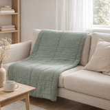 Plaid matelassé en coton vieux vert 130x170 en situation