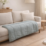 Plaid matelassé en coton vieux bleu 70x240 en situation